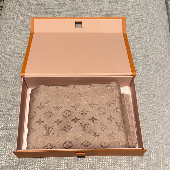 Louis Vuitton Monogram Shawl - Picture 8 of 11